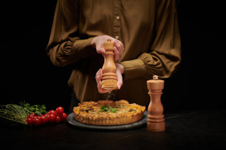 <p><strong>COLE & MASON Комплект мелнички за сол и пипер &ldquo;LONDON&ldquo; - 18 см. - цвят натурален - с механизъм за прецизност</strong><br /><strong>&bull; Диаметър:&nbsp;</strong><span>&Oslash; 5,8 см.</span><br /><strong>&bull;&nbsp;Височина:</strong><span>&nbsp;18 см.<br /><strong>&bull; Тегло с опаковката:</strong>&nbsp;0,780 кг.&nbsp;</span><br /><strong>&bull;&nbsp;Материал:</strong><span>&nbsp;буково дърво, стомана, керамика</span><br /><strong>&bull;&nbsp;Механизъм:&nbsp;</strong><span>закалена въглеродна стомана, керамичен механизъм<br /><strong>&bull; Регулиране на едрината на смилане</strong></span><br /><span style="color: #ff0000;"><strong>&bull;&nbsp;Да не се мокри с вода!<br />&bull;</strong></span><span>&nbsp;<strong><span style="color: #ff0000;">Не използвайте мелничките за различни от сол и черен пипер продукти!!!&nbsp;</span><br /><span style="color: #ff0000;"><strong>&bull;&nbsp;Не поставяйте сол в мелницата за пипер, тъй като това ще разяде механизма от въглеродна стомана!</strong></span><br /></strong></span><strong>Производител: Cole&Mason / Англияб</strong></p><br />Марка: COLE & MASON <br />Модел: Cole & Mason H 233131<br />Доставка: 2-4 работни дни<br />Гаранция: 2 години