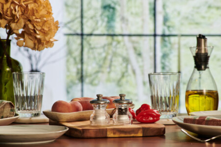 <p><strong>COLE & MASON Мелничка за сол &ldquo;BUTTON&ldquo; - 6,5 см.</strong><br /><strong>&bull;&nbsp;Височина:</strong><span>&nbsp;6,5 см.</span><br /><strong>&bull;&nbsp;Материал:</strong><span>&nbsp;акрил, стомана, керамика</span><br /><strong>&bull;&nbsp;Цвят:</strong><span>&nbsp;хром</span><br /><strong>&bull; Механизъм:&nbsp;</strong><span>керамичен</span><strong><br /></strong><span style="color: #ff0000;"><strong>&bull;&nbsp;Да не се мокри с вода!<br />&bull;</strong></span><span>&nbsp;<strong><span style="color: #ff0000;">Не използвайте мелничките за различни от&nbsp;каменна сол и черен пипер&nbsp;продукти!!!&nbsp;</span><br /></strong></span><span><strong>Производител: Cole&Mason / Англия</strong></span></p><br />Марка: COLE & MASON <br />Модел: Cole & Mason H 243312<br />Доставка: 2-4 работни дни<br />Гаранция: 2 години