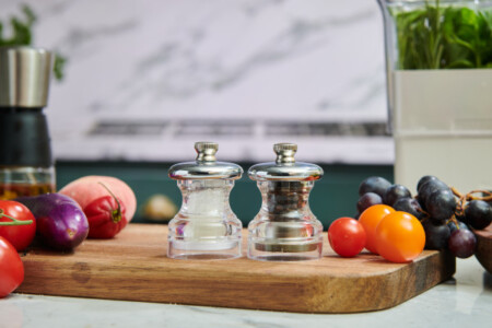 <p><strong>COLE & MASON Мелничка за сол &ldquo;BUTTON&ldquo; - 6,5 см.</strong><br /><strong>&bull;&nbsp;Височина:</strong><span>&nbsp;6,5 см.</span><br /><strong>&bull;&nbsp;Материал:</strong><span>&nbsp;акрил, стомана, керамика</span><br /><strong>&bull;&nbsp;Цвят:</strong><span>&nbsp;хром</span><br /><strong>&bull; Механизъм:&nbsp;</strong><span>керамичен</span><strong><br /></strong><span style="color: #ff0000;"><strong>&bull;&nbsp;Да не се мокри с вода!<br />&bull;</strong></span><span>&nbsp;<strong><span style="color: #ff0000;">Не използвайте мелничките за различни от&nbsp;каменна сол и черен пипер&nbsp;продукти!!!&nbsp;</span><br /></strong></span><span><strong>Производител: Cole&Mason / Англия</strong></span></p><br />Марка: COLE & MASON <br />Модел: Cole & Mason H 243312<br />Доставка: 2-4 работни дни<br />Гаранция: 2 години