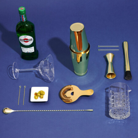 <p><strong>VISKI Сет за коктейли 7 части &ldquo;BELMONT&ldquo;</strong><br /><strong>&bull; Материал:&nbsp;</strong><span>неръждаема&nbsp;</span><span>стомана, позлатена, безоловен кристал<br /><strong>&bull; В комплекта:</strong>&nbsp;<br /></span><span>&nbsp;-<span>&nbsp;</span>Миксираща чаша &ndash; 800 мл от безоловно кристално стъкло<br /><span>&nbsp;-&nbsp;</span>Голям шейкър &ndash; 830 мл от неръждаема стомана<br /><span>&nbsp;-&nbsp;</span>Малък шейкър &ndash; 530 мл <br />&nbsp;-<span>&nbsp;</span>Цедка тип Hawthorne за перфектно прецеждане<br /><span>&nbsp;-&nbsp;</span>Двустранен джигър &ndash; 40 мл | 20 мл | 10 мл&nbsp;<br /><span>&nbsp;-&nbsp;</span>Бар лъжица с тежък връх за прецизно разбъркване<br /><span>&nbsp;-&nbsp;</span>Преса/мъдлър за смачкване на плодове и билки</span><br /><strong>&bull; Размер на опаковката:</strong>&nbsp;44,6 x 23,8 x 13,4<span>&nbsp;см</span><br /><strong>&bull; Тегло с опаковката:</strong>&nbsp;2<span>,110 кг.<br /></span><strong>&bull; Препоръчва се ръчно измиване</strong><br /><strong>Производител:</strong><span>&nbsp;Viski&reg; / САЩ</span></p><br />Марка: TRUEBRANDS <br />Модел: VISKI 11168<br />Доставка: 2-4 работни дни<br />Гаранция: 2 години