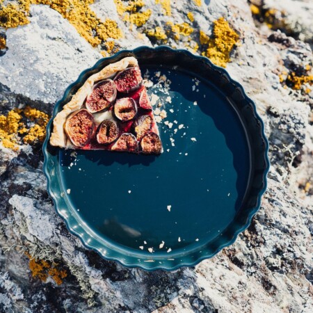 <p><span style="color: #000000;"><strong>EMILE HENRY Керамична дълбока форма за тарт "TART DISH" </strong></span><br /><span style="color: #000000;">&bull; <strong>Ръчно изработена от 100% естествени материали<br />&bull; Устойчива на температури: </strong>- 20&ordm; С до + 270&ordm; С<strong><br />&bull; Равномерно разпределение на топлината<br />&bull; Задържа топлината на ястието по-дълго от обикновените съдове<br />&bull; Висока устойчивост на надраскване&nbsp;<br /></strong>&bull; </span><strong><span style="color: #000000;">Материал:</span>&nbsp;&nbsp;<span style="color: #ff0000;">HR&reg; Ceramic (High Resistance) <span style="color: #000000;">/ </span></span></strong><span style="color: #ff0000;"><span style="color: #000000;">Високо устойчива керамика</span></span><strong><span style="color: #ff0000;"><span style="color: #000000;"> / </span><br /><span style="color: #000000;">&bull; Без съдържание на олово, кадмий и никел</span><br /><span style="color: #000000;">&bull;&nbsp;Външен диаметър: </span></span></strong><span style="color: #ff0000;"><span style="color: #000000;">&Oslash;&nbsp;</span></span><span style="color: #ff0000;"><span style="color: #000000;">29,5 см<br /><strong>&bull; Външна височина:</strong> 4 см</span></span><span style="color: #ff0000;"><br /><strong><span style="color: #000000;">&bull; Вътрешен диаметър: </span></strong><span style="color: #000000;">&Oslash;</span><span style="color: #000000;">&nbsp;28</span><span style="color: #000000;">&nbsp;см<br />&bull; <strong>Вътрешна височина:</strong> 3,2 см<br /></span></span><span style="color: #ff0000;"><span style="color: #000000;">&bull; <strong>Вместимост:</strong> 1,3 литра</span><br /><span style="color: #000000;"><strong>&bull; Тегло: </strong>1,25 кг<br /><strong>&bull; Порции:</strong> 6</span><br /><span style="color: #000000;">&bull; <strong>Цвят: </strong>перлено&nbsp;сиво</span><br /><span style="color: #000000;">&bull; <strong>Подходяща за: </strong>фурна / микровълнова фурна / фризер / съдомиялна машина</span><br /><strong><span style="color: #000000;">Производител: EMILE HENRY / Франция</span></strong></span></p><br />Марка: Emile Henry <br />Модел: EH 6031-80<br />Доставка: 2-4 работни дни<br />Гаранция: 2 години