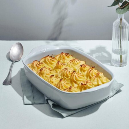 <p><span style="color: #000000;"><strong>EMILE HENRY Керамична правоъгълна тава за печене "LARGE RECTANGULAR OVEN DISH"</strong></span><br /><span style="color: #000000;">&bull; <strong>Ръчно изработена от 100% естествени материали<br />&bull; Устойчива на температури: </strong>- 20&ordm; С до + 270&ordm; С<strong><br />&bull; Равномерно разпределение на топлината<br />&bull; Задържа топлината на ястието по-дълго от обикновените съдове<br />&bull; Висока устойчивост на надраскване&nbsp;<br /></strong>&bull; </span><strong><span style="color: #000000;">Материал:&nbsp;</span>&nbsp;<span style="color: #ff0000;">HR&reg; Ceramic (High Resistance) <span style="color: #000000;">/</span></span></strong><span style="color: #ff0000;"><span style="color: #000000;"> Високо устойчива керамика</span></span><strong><span style="color: #ff0000;"><span style="color: #000000;"> / </span><br /><span style="color: #000000;">&bull; Без съдържание на олово, кадмий и никел</span><br /><span style="color: #000000;">&bull;&nbsp;Външен размер вкл.дръжките: </span></span></strong><span style="color: #ff0000;"><span style="color: #000000;">42,5 х 28 х 8,5 см</span></span><span style="color: #ff0000;"><br /><strong><span style="color: #000000;">&bull; Вътрешен размер: </span></strong><span style="color: #000000;">35,5 х 25,5 х 7 см<br /></span></span><span style="color: #ff0000;"><span style="color: #000000;">&bull; <strong>Вместимост:</strong> 4 литра</span><br /><span style="color: #000000;"><strong>&bull; Тегло: </strong>2,6 кг</span><br /><span style="color: #000000;">&bull; <strong>Цвят: </strong>светло сив</span><br /><span style="color: #000000;">&bull; <strong>Подходяща за: </strong>фурна / микровълнова фурна / фризер / съдомиялна машина</span><br /><strong><span style="color: #000000;">Производител: EMILE HENRY / Франция</span></strong></span></p><br />Марка: Emile Henry <br />Модел: EH 9654-01<br />Доставка: 2-4 работни дни<br />Гаранция: 2 години