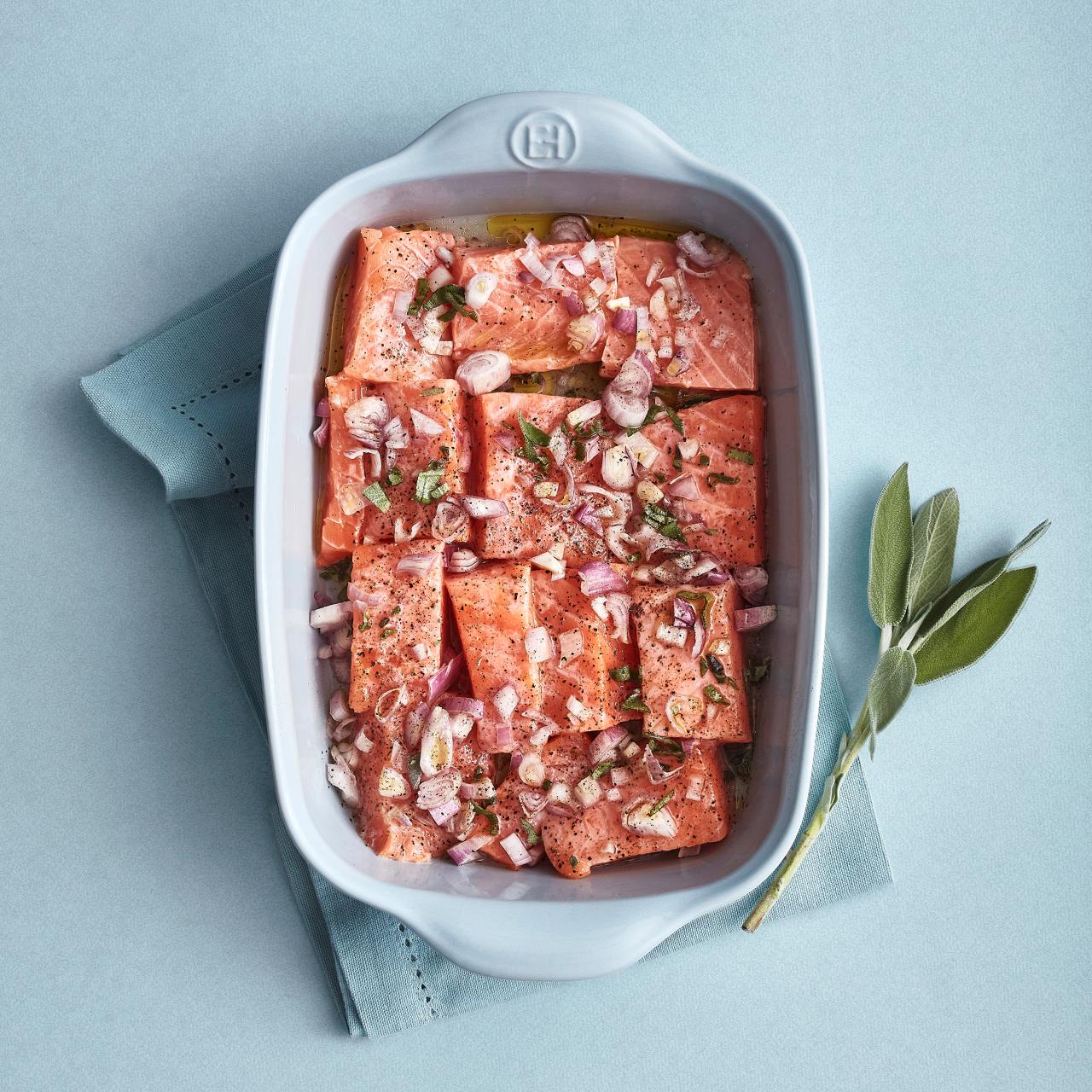 <p><span style="color: #000000;"><strong>EMILE HENRY Керамична правоъгълна тава за печене "LARGE RECTANGULAR OVEN DISH"</strong></span><br /><span style="color: #000000;">&bull; <strong>Ръчно изработена от 100% естествени материали<br />&bull; Устойчива на температури: </strong>- 20&ordm; С до + 270&ordm; С<strong><br />&bull; Равномерно разпределение на топлината<br />&bull; Задържа топлината на ястието по-дълго от обикновените съдове<br />&bull; Висока устойчивост на надраскване&nbsp;<br /></strong>&bull; </span><strong><span style="color: #000000;">Материал:&nbsp;</span>&nbsp;<span style="color: #ff0000;">HR&reg; Ceramic (High Resistance) <span style="color: #000000;">/</span></span></strong><span style="color: #ff0000;"><span style="color: #000000;"> Високо устойчива керамика</span></span><strong><span style="color: #ff0000;"><span style="color: #000000;"> / </span><br /><span style="color: #000000;">&bull; Без съдържание на олово, кадмий и никел</span><br /><span style="color: #000000;">&bull;&nbsp;Външен размер вкл.дръжките: </span></span></strong><span style="color: #ff0000;"><span style="color: #000000;">42,5 х 28 х 8,5 см</span></span><span style="color: #ff0000;"><br /><strong><span style="color: #000000;">&bull; Вътрешен размер: </span></strong><span style="color: #000000;">35,5 х 25,5 х 7 см<br /></span></span><span style="color: #ff0000;"><span style="color: #000000;">&bull; <strong>Вместимост:</strong> 4 литра</span><br /><span style="color: #000000;"><strong>&bull; Тегло: </strong>2,6 кг</span><br /><span style="color: #000000;">&bull; <strong>Цвят: </strong>светло сив</span><br /><span style="color: #000000;">&bull; <strong>Подходяща за: </strong>фурна / микровълнова фурна / фризер / съдомиялна машина</span><br /><strong><span style="color: #000000;">Производител: EMILE HENRY / Франция</span></strong></span></p><br />Марка: Emile Henry <br />Модел: EH 9654-01<br />Доставка: 2-4 работни дни<br />Гаранция: 2 години