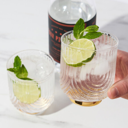 <p><strong>VISKI Чаши за уиски и коктейли &ldquo;DECO GATSBY&ldquo; 2 бр. - 354 мл.</strong><br /><strong>&bull; В комплект 2 бр. чаши<br />&bull; Материал:</strong> висококачествено стъкло, златно галванично покритие<strong><br /></strong><strong>&bull; Размер на 1 бр. чаша:</strong><span>&nbsp;8,3</span><span>&nbsp;х 10,2 см. (ШхВ)</span><br /><strong>&bull; Вместимост на 1 бр. чаша:</strong><span>&nbsp;355 мл.</span><br /><strong>&bull; Тегло без опаковка:</strong><span>&nbsp;0,210 кг.</span><br /><strong>&bull; Размер на опаковката:&nbsp;</strong><span>11,2 х 11,7 х 20,6 см.</span><br /><strong>&bull; Тегло с опаковката:&nbsp;</strong><span>0,480 кг.</span><br /><strong>&bull; Препоръчва се ръчно измиване</strong><br /><strong>Производител:</strong><span>&nbsp;Viski&reg; / САЩ</span></p><br />Марка: TRUEBRANDS <br />Модел: VISKI 7948<br />Доставка: 2-4 работни дни<br />Гаранция: 2 години