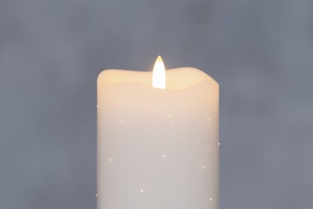 <p><strong>FINNLUMOR Восъчна LED свещ с 3D пламък - бяла - 13 см.</strong><br /><strong>&bull; Размери:</strong><span>&nbsp;<span>&Oslash; 7</span>,5</span><span>&nbsp;х 13 см.<br /><strong>&bull; Тегло:&nbsp;</strong>0,100 кг.<br /><span><strong>&bull; Материал:</strong>&nbsp;восък, пластмаса<br /><strong>&bull; Цвят:</strong>&nbsp;бял<strong><br />&bull; Захранване:&nbsp;</strong>батерии&nbsp; 3 бр. АА (не са включени)<br /><strong>&bull; Функция таймер - 6 ч. включена, 18 ч. изключена</strong><br /><strong>&bull; Не е подходяща за употреба на открито</strong><br /></span></span><strong>Производител: Tammer Brands/ Финландия</strong></p><br />Марка: FINNLUMOR <br />Модел: TB Finnlumor 648455<br />Доставка: 2-4 работни дни<br />Гаранция: 2 години