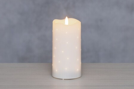 <p><strong>FINNLUMOR Восъчна LED свещ с 3D пламък - бяла - 15 см.</strong><br /><strong>&bull; Размери:</strong><span>&nbsp;<span>&Oslash; 7</span>,5</span><span>&nbsp;х 15 см.<br /><strong>&bull; Тегло:&nbsp;</strong>0,100 кг.<br /><span><strong>&bull; Материал:</strong>&nbsp;восък, пластмаса<br /><strong>&bull; Цвят:</strong>&nbsp;бял<strong><br />&bull; Захранване:&nbsp;</strong>батерии&nbsp; 3 бр. АА (не са включени)<br /><strong>&bull; Функция таймер - 6 ч. включена, 18 ч. изключена</strong><br /><strong>&bull; Не е подходяща за употреба на открито</strong><br /></span></span><strong>Производител: Tammer Brands/ Финландия</strong></p><br />Марка: FINNLUMOR <br />Модел: TB Finnlumor 648456<br />Доставка: 2-4 работни дни<br />Гаранция: 2 години