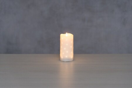 <p><strong>FINNLUMOR Восъчна LED свещ с 3D пламък - бяла - 15 см.</strong><br /><strong>&bull; Размери:</strong><span>&nbsp;<span>&Oslash; 7</span>,5</span><span>&nbsp;х 15 см.<br /><strong>&bull; Тегло:&nbsp;</strong>0,100 кг.<br /><span><strong>&bull; Материал:</strong>&nbsp;восък, пластмаса<br /><strong>&bull; Цвят:</strong>&nbsp;бял<strong><br />&bull; Захранване:&nbsp;</strong>батерии&nbsp; 3 бр. АА (не са включени)<br /><strong>&bull; Функция таймер - 6 ч. включена, 18 ч. изключена</strong><br /><strong>&bull; Не е подходяща за употреба на открито</strong><br /></span></span><strong>Производител: Tammer Brands/ Финландия</strong></p><br />Марка: FINNLUMOR <br />Модел: TB Finnlumor 648456<br />Доставка: 2-4 работни дни<br />Гаранция: 2 години