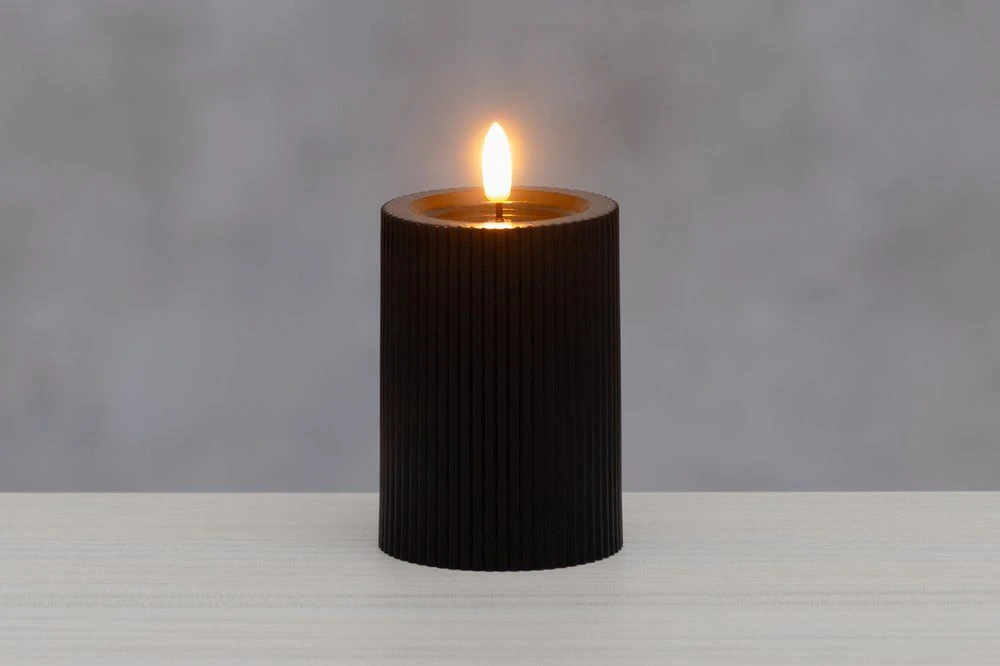 FINNLUMOR LED свещ с 3D пламък и оребрен дизайн - черна