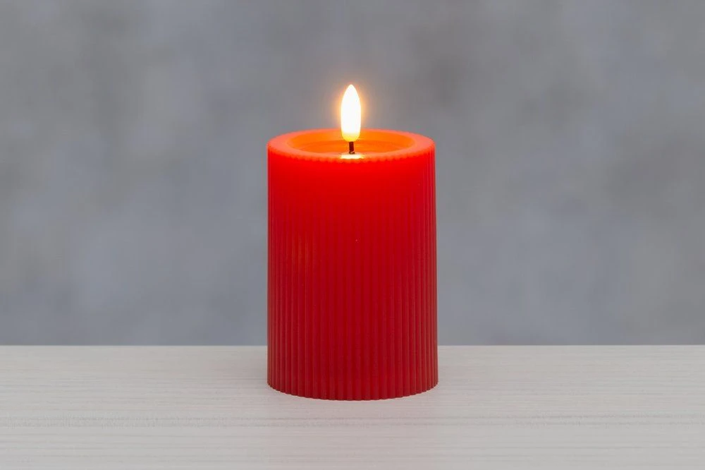 FINNLUMOR LED свещ с 3D пламък и оребрен дизайн - червена