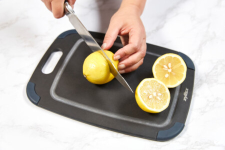 <p><strong>ZYLISS Дъска за рязане - размер S - черна</strong><br /><strong>&bull; Материал:</strong><span>&nbsp;рециклирани дървесни влакна с FSC сертификат, което означава, че идва от устойчиво управлявани гори, силикон</span><br /><strong>&bull; Размери:</strong><span>&nbsp;21,5 х 29,8 х 0,6 см.</span><br /><strong>&bull; Тегло:</strong><span>&nbsp;0,490 кг.</span><strong><br /></strong><strong>&bull; Неплъзгащи се силиконови крачета<br />&bull; Измиване на ръка</strong><br /><strong>Производител: ZYLISS / Швейцария&nbsp;</strong></p><br />Марка: ZYLISS <br />Модел: ZYLISS 910064<br />Доставка: 2-4 работни дни<br />Гаранция: 2 години