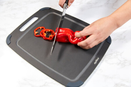 <p><strong>ZYLISS Дъска за рязане - размер M - черна</strong><br /><strong>&bull; Материал:</strong><span>&nbsp;рециклирани дървесни влакна с FSC сертификат, което означава, че идва от устойчиво управлявани гори, силикон</span><br /><strong>&bull; Размери:</strong><span>&nbsp;27,4 х 36,8 х 0,6 см.</span><br /><strong>&bull; Тегло:</strong><span>&nbsp;0,820 кг.</span><strong><br /></strong><strong>&bull; Неплъзгащи се силиконови крачета<br />&bull; Измиване на ръка</strong><br /><strong>Производител: ZYLISS / Швейцария&nbsp;</strong></p><br />Марка: ZYLISS <br />Модел: ZYLISS 910065<br />Доставка: 2-4 работни дни<br />Гаранция: 2 години