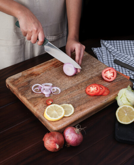 <p><strong>ZYLISS Комплект от 3 бр. ножове с предпазител</strong><br /><span><strong><strong><strong><strong><strong>&bull; Размери на опаковката:</strong></strong></strong></strong></strong>&nbsp;29,5 х 4,5 см.<br /><strong>&bull; Комплектът съдържа:</strong>&nbsp;<br />&nbsp; - Нож на майстора<br />&nbsp; - Нож за домати<br />&nbsp; - Нож за белене<br /><strong><strong><strong><strong><strong>&bull; Тегло:</strong>&nbsp;</strong></strong></strong></strong>0,130 кг.<strong><strong><strong><strong><br /><strong>&bull; Материал:</strong>&nbsp;</strong></strong></strong></strong>японска неръждаема стомана <span>420J2</span>, полипропилен<strong><strong><strong><strong><br />&bull; Ергономични дръжки<br /></strong><strong><strong>Производител: ZYLISS / Швейцария&nbsp;</strong></strong></strong></strong></strong><em><strong><em><strong><br /></strong></em><br /></strong></em></span><span style="color: #ff0000;"><strong>ВНИМАНИЕ!!!&nbsp;</strong><strong>ПАЗЕТЕ ОТ ДЕЦА!!!</strong></span></p><br />Марка: ZYLISS <br />Модел: ZYLISS 920305<br />Доставка: 2-4 работни дни<br />Гаранция: 2 години