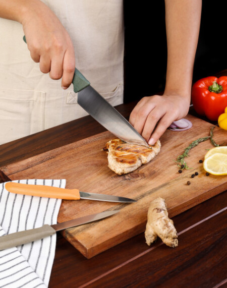 <p><strong>ZYLISS Комплект от 3 бр. ножове с предпазител</strong><br /><span><strong><strong><strong><strong><strong>&bull; Размери на опаковката:</strong></strong></strong></strong></strong>&nbsp;29,5 х 4,5 см.<br /><strong>&bull; Комплектът съдържа:</strong>&nbsp;<br />&nbsp; - Нож на майстора<br />&nbsp; - Нож за домати<br />&nbsp; - Нож за белене<br /><strong><strong><strong><strong><strong>&bull; Тегло:</strong>&nbsp;</strong></strong></strong></strong>0,130 кг.<strong><strong><strong><strong><br /><strong>&bull; Материал:</strong>&nbsp;</strong></strong></strong></strong>японска неръждаема стомана <span>420J2</span>, полипропилен<strong><strong><strong><strong><br />&bull; Ергономични дръжки<br /></strong><strong><strong>Производител: ZYLISS / Швейцария&nbsp;</strong></strong></strong></strong></strong><em><strong><em><strong><br /></strong></em><br /></strong></em></span><span style="color: #ff0000;"><strong>ВНИМАНИЕ!!!&nbsp;</strong><strong>ПАЗЕТЕ ОТ ДЕЦА!!!</strong></span></p><br />Марка: ZYLISS <br />Модел: ZYLISS 920305<br />Доставка: 2-4 работни дни<br />Гаранция: 2 години