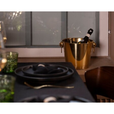 <p><span style="font-size: small;"><strong>MAKU Стоманен охладител за вино и шампанско - цвят злато</strong></span><br /><span style="font-size: small;"><strong>&bull;&nbsp;Материал:</strong>&nbsp;неръждаема стомана<br /><strong>&bull; Цвят:</strong>&nbsp;злато</span><br /><span style="font-size: small;"><strong>&bull; Размери:</strong>&nbsp;25,5 х 22,5 х 18,5 см.<br /><strong>&bull;&nbsp;Тегло:&nbsp;</strong></span><span><span style="font-size: small;">0,330 кг.</span><br /><span style="font-size: small;">&bull;&nbsp;<strong>Препоръчва се почистване на ръка</strong></span><strong><br /></strong></span><strong>Производител: Tammer Brands/ Финландия</strong></p><br />Марка: MAKU <br />Модел: TB MAKU 653264<br />Доставка: 2-4 работни дни<br />Гаранция: 2 години