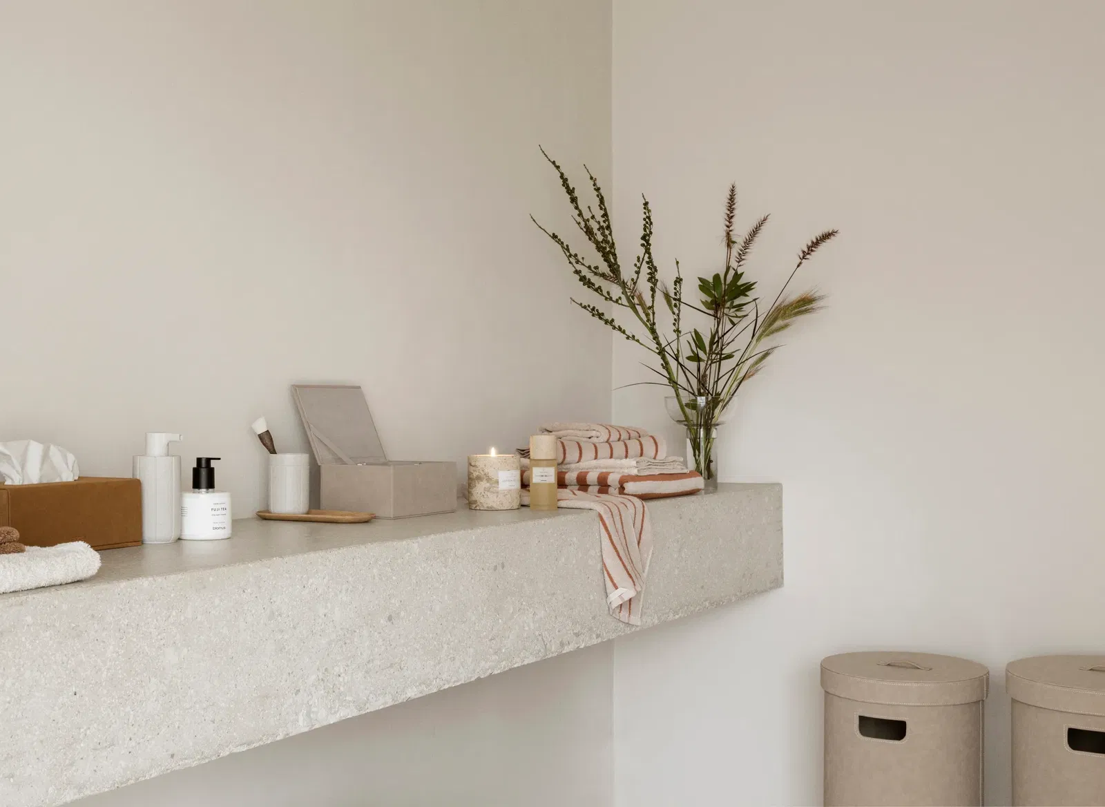 <p><strong>BLOMUS Диспенсър за течен сапун KUA </strong><br /><strong>&bull; Височина:</strong><span>&nbsp;16 см.</span><br /><strong>&bull; Диаметър:&nbsp;</strong><span>&Oslash; 6 см.<br /><strong>&bull; Вместимост:</strong> 300 мл<br /></span><strong>&bull;&nbsp;Цвят:</strong><span>&nbsp;бежов (Moonbeam) </span><br /><strong>&bull; Материал:&nbsp;</strong><span>рециклиран полирезин</span><br /><strong>&bull; Производител:&nbsp;BLOMUS, Германия)<br /></strong><em><strong>DESIGN:</strong>&nbsp;<strong>Anton Bj&ouml;rsing</strong></em><strong>&nbsp;</strong></p><br />Марка: BLOMUS <br />Модел: BLOMUS 67365<br />Доставка: 2-4 работни дни<br />Гаранция: 2 години