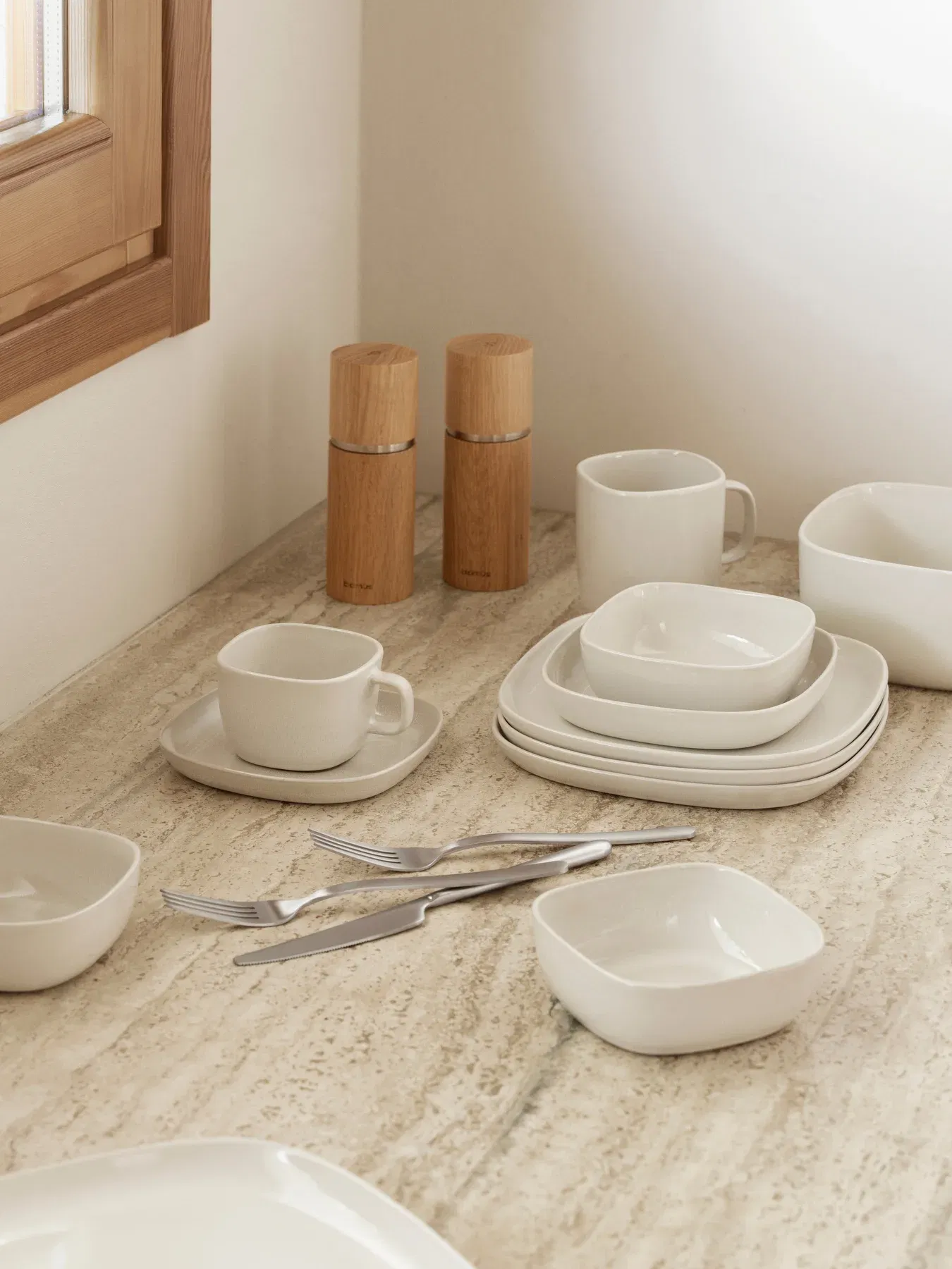 <p><strong>BLOMUS Основна чиния VAHLO<br /></strong><strong>&bull; Цвят:&nbsp;</strong>бежов (Moonbeam)&nbsp;<br /><strong>&bull; Размери:</strong> 26 х 26 х 2 см<br /><strong>&bull; Материал:</strong>&nbsp;керамика<br /><strong>&bull; Подходяща за микровълнова фурна</strong><br /><strong>&bull; Подходяща за съдомиялна машина</strong><br /><strong>Производител: BLOMUS / Германия<br /><em>DESIGN: Sebastian Herkner</em></strong></p><br />Марка: BLOMUS <br />Модел: BLOMUS 64763<br />Доставка: 2-4 работни дни<br />Гаранция: 2 години