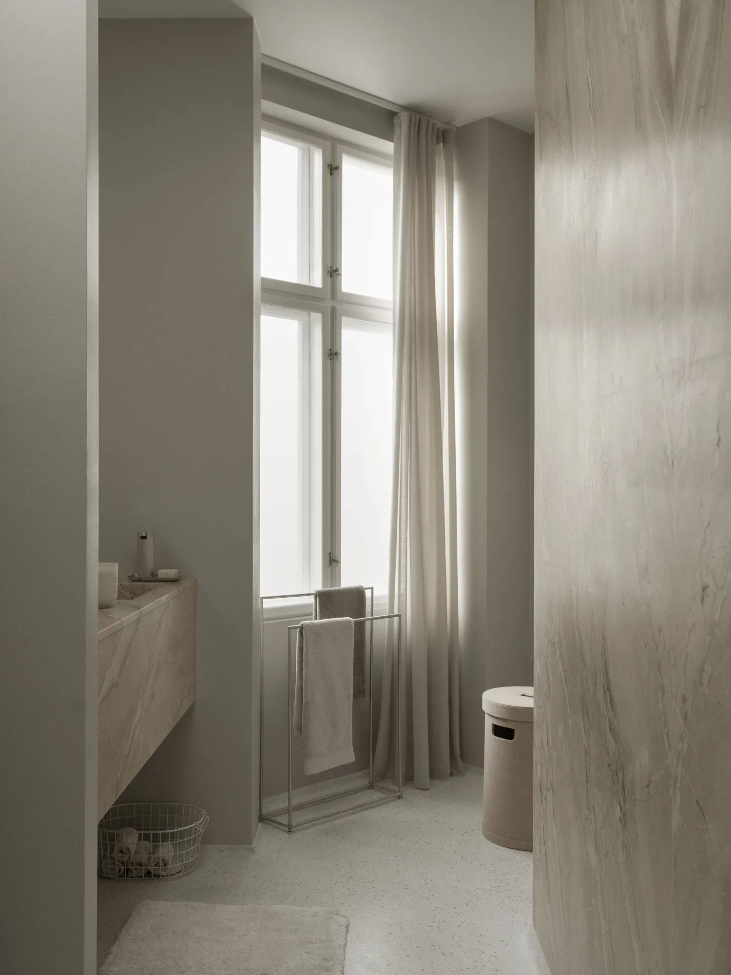 <p><strong>BLOMUS Съд за четки за зъби MODO ROF </strong><br /><span>&bull;&nbsp;</span><strong>Височина:</strong><span>&nbsp;12 см</span><br /><span>&bull;&nbsp;</span><strong>Диаметър:</strong><span>&nbsp;&Oslash; 5см</span><br /><span>&bull;&nbsp;</span><strong>Материал:</strong><span>&nbsp;неръждаема стомана, гума</span><strong>&nbsp;<br />&bull; С набраздена повърхност<br />&bull; Цвят:&nbsp;</strong><span>матирана стомана</span><br /><span>&bull;&nbsp;</span><strong>Производител:&nbsp;</strong><span>BLOMUS, Германия</span><br /><em><strong>DESIGN: Nina Th&ouml;ming</strong></em></p><br />Марка: BLOMUS <br />Модел: BLOMUS 67511<br />Доставка: 2-4 работни дни<br />Гаранция: 2 години