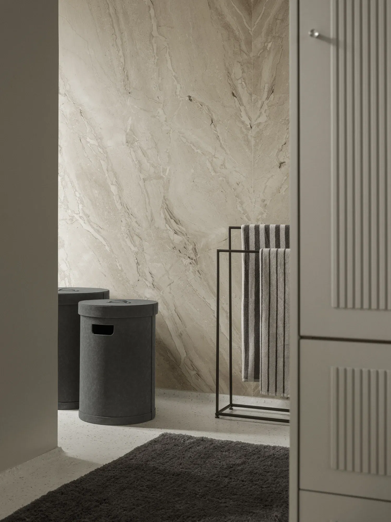 <p><span style="font-size: small;"><strong>BLOMUS Кош за пране &ldquo;SAHLA&ldquo;, размер L </strong></span><br />&bull; <strong>Размер:</strong>&nbsp;&Oslash; 40 см<br /> &bull; <strong>Височина: </strong>54 см<br /><strong>&bull; Цвят:</strong>&nbsp;черен&nbsp;<br /><strong>&bull; Вместимост: </strong>68 литра<br /> &bull;<strong> Материал:</strong>&nbsp;изкуствена кожа<br /><strong>&bull; Производител:</strong> BLOMUS, Германия <br /><em><strong>DESIGN:</strong>&nbsp;<strong>Studio blomus</strong></em></p><br />Марка: BLOMUS <br />Модел: BLOMUS 68361<br />Доставка: 2-4 работни дни<br />Гаранция: 2 години