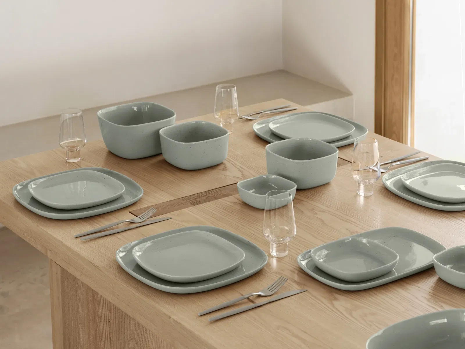 <p><strong>BLOMUS Купа VAHLO<br /></strong><strong>&bull; Цвят:&nbsp;</strong>светло-сив (Mirage Grey)&nbsp;<br /><strong>&bull; Размери:</strong> 15 х 15 х 8 см<br /><strong>&bull; Материал:</strong>&nbsp;керамика<br /><strong>&bull; Подходяща за микровълнова фурна</strong><br /><strong>&bull; Подходяща за съдомиялна машина</strong><br /><strong>Производител: BLOMUS / Германия<br /><em>DESIGN: Sebastian Herkner</em></strong></p><br />Марка: BLOMUS <br />Модел: BLOMUS 64754<br />Доставка: 2-4 работни дни<br />Гаранция: 2 години