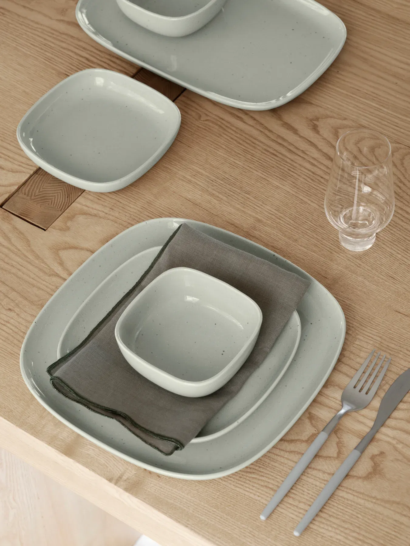 <p><strong>BLOMUS Чиния за сервиране VAHLO<br /></strong><strong>&bull; Цвят:&nbsp;</strong>светло-сив (Mirage Grey)&nbsp;<br /><strong>&bull; Размери:</strong> 29 х 20 х 2 см<br /><strong>&bull; Материал:</strong>&nbsp;керамика<br /><strong>&bull; Подходяща за микровълнова фурна</strong><br /><strong>&bull; Подходяща за съдомиялна машина</strong><br /><strong>Производител: BLOMUS / Германия<br /><em>DESIGN: Sebastian Herkner</em></strong></p><br />Марка: BLOMUS <br />Модел: BLOMUS 64753<br />Доставка: 2-4 работни дни<br />Гаранция: 2 години