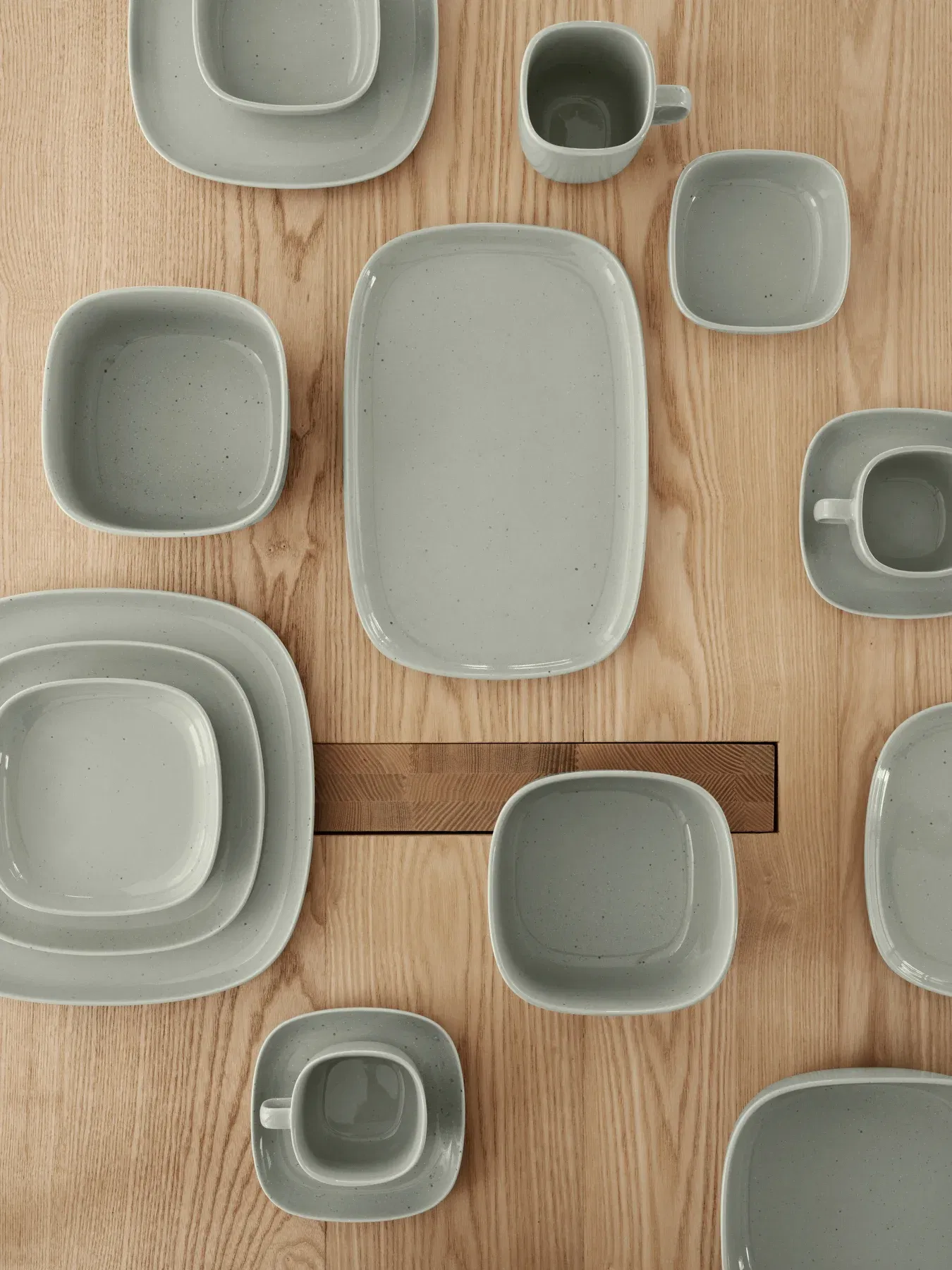 <p><strong>BLOMUS Чиния за сервиране VAHLO<br /></strong><strong>&bull; Цвят:&nbsp;</strong>светло-сив (Mirage Grey)&nbsp;<br /><strong>&bull; Размери:</strong> 29 х 20 х 2 см<br /><strong>&bull; Материал:</strong>&nbsp;керамика<br /><strong>&bull; Подходяща за микровълнова фурна</strong><br /><strong>&bull; Подходяща за съдомиялна машина</strong><br /><strong>Производител: BLOMUS / Германия<br /><em>DESIGN: Sebastian Herkner</em></strong></p><br />Марка: BLOMUS <br />Модел: BLOMUS 64753<br />Доставка: 2-4 работни дни<br />Гаранция: 2 години