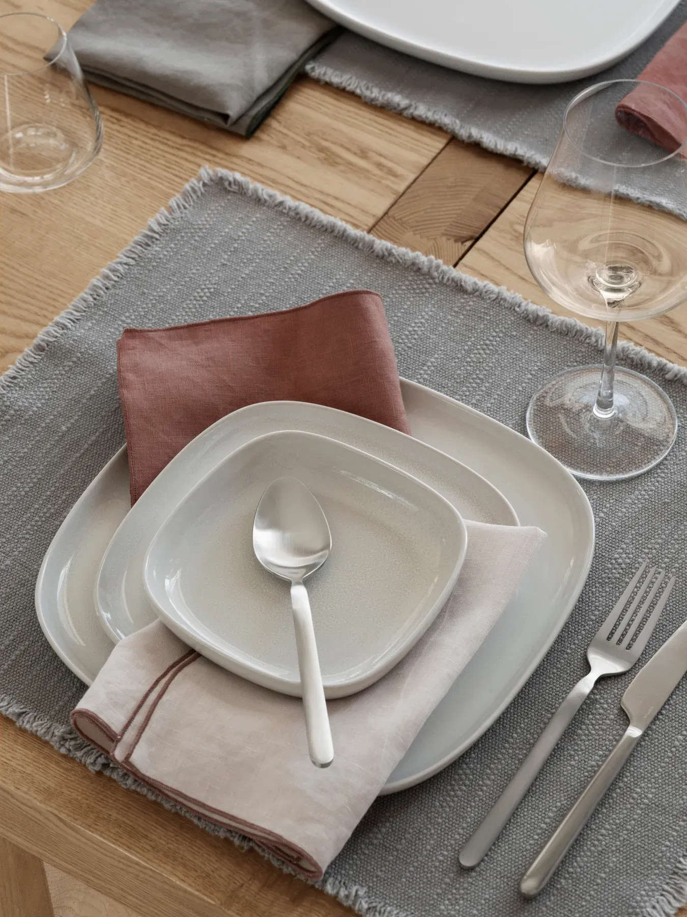 <p><strong>BLOMUS Основна чиния VAHLO<br /></strong><strong>&bull; Цвят:&nbsp;</strong>бежов (Moonbeam)&nbsp;<br /><strong>&bull; Размери:</strong> 26 х 26 х 2 см<br /><strong>&bull; Материал:</strong>&nbsp;керамика<br /><strong>&bull; Подходяща за микровълнова фурна</strong><br /><strong>&bull; Подходяща за съдомиялна машина</strong><br /><strong>Производител: BLOMUS / Германия<br /><em>DESIGN: Sebastian Herkner</em></strong></p><br />Марка: BLOMUS <br />Модел: BLOMUS 64763<br />Доставка: 2-4 работни дни<br />Гаранция: 2 години