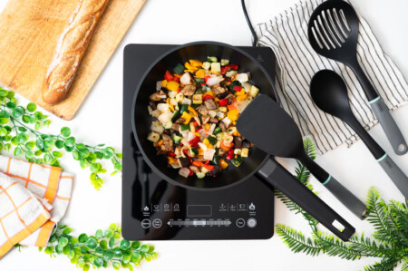 <p><strong>Nerthus Индукционен тиган - &Oslash; 22 см.</strong><br /><strong>&bull; Подходящ за пържене и печене<br /></strong><strong>&bull;&nbsp;Материал:</strong>&nbsp;лят алуминий<br /><strong>&bull;&nbsp;Покритие:</strong>&nbsp;Незалепващо покритие<strong>&nbsp;Quantanium,</strong>&nbsp;подсилено с титаниеви частици<br /><strong>&bull;&nbsp;Диаметър:</strong>&nbsp;&Oslash; 22 см.<br /><strong>&bull;&nbsp;Височина:</strong>&nbsp;5,5 см.<br /><strong>&bull; Вместимост:</strong>&nbsp;1,65 л.<br /><strong>&bull;&nbsp;Тегло:</strong>&nbsp;0,770 кг.<br /><strong>&bull;&nbsp;Без капак<br /></strong><strong><strong>Производител:&nbsp;Vin Bouquet, Испания<br /></strong></strong><strong>Подходящ за:</strong></p>
<p><strong><img src="https://www.vip-giftshop.com/media/shema/induction.jpg" alt="" width="202" height="61" /></strong></p><br />Марка: Vin Bouquet <br />Модел: VB FIH 1562<br />Доставка: 2-4 работни дни<br />Гаранция: 2 години