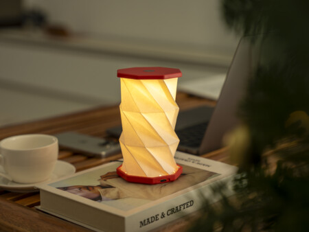 <p><strong>GINGKO Сгъваема смарт лампа &ldquo;Mini Twist Hexagon&ldquo; - цвят червен</strong><br /><strong>&bull; Захранване:&nbsp;</strong><span>литиево-йонна батерия - 3,7 V; 300 mAh</span><br /><span><strong>&bull; Живот на батерията:&nbsp;</strong>6-8 часа<br /></span><strong>&bull; Време за зареждане:</strong><span>&nbsp;1-2 часа</span><br /><strong>&bull; Размери сгъната:&nbsp;</strong><span>8,2 х 8,2 х 1,5 см.<br /><strong>&bull; Височина разгъната:</strong>&nbsp;до 14 см.</span><br /><strong>&bull; Материал:</strong><span>&nbsp;ABS пластмаса, хартия&nbsp;Tyvek (водоустойчива и здрава)</span><br /><strong>&bull; Напълно преносима</strong><br /><strong>&bull; Цветна температура: </strong>2300К<span><br /><strong>&bull; Светлинен поток:</strong>&nbsp;60 lm<br /><strong>&bull; Цвят:</strong> коралово червен<br /><strong>Производител: GINGKO DESIGN/ Англия</strong></span></p><br />Марка: Gingko Design <br />Модел: Gingko G036M-CR<br />Доставка: 2-4 работни дни<br />Гаранция: 2 години