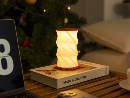 <p><strong>GINGKO Сгъваема смарт лампа &ldquo;Mini Twist Hexagon&ldquo; - цвят червен</strong><br /><strong>&bull; Захранване:&nbsp;</strong><span>литиево-йонна батерия - 3,7 V; 300 mAh</span><br /><span><strong>&bull; Живот на батерията:&nbsp;</strong>6-8 часа<br /></span><strong>&bull; Време за зареждане:</strong><span>&nbsp;1-2 часа</span><br /><strong>&bull; Размери сгъната:&nbsp;</strong><span>8,2 х 8,2 х 1,5 см.<br /><strong>&bull; Височина разгъната:</strong>&nbsp;до 14 см.</span><br /><strong>&bull; Материал:</strong><span>&nbsp;ABS пластмаса, хартия&nbsp;Tyvek (водоустойчива и здрава)</span><br /><strong>&bull; Напълно преносима</strong><br /><strong>&bull; Цветна температура: </strong>2300К<span><br /><strong>&bull; Светлинен поток:</strong>&nbsp;60 lm<br /><strong>&bull; Цвят:</strong> коралово червен<br /><strong>Производител: GINGKO DESIGN/ Англия</strong></span></p><br />Марка: Gingko Design <br />Модел: Gingko G036M-CR<br />Доставка: 2-4 работни дни<br />Гаранция: 2 години