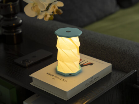 <p><strong>GINGKO Сгъваема смарт лампа &ldquo;Mini Twist Hexagon&ldquo; - цвят син</strong><br /><strong>&bull; Захранване:&nbsp;</strong><span>литиево-йонна батерия - 3,7 V; 300 mAh</span><br /><span><strong>&bull; Живот на батерията:&nbsp;</strong>6-8 часа<br /></span><strong>&bull; Време за зареждане:</strong><span>&nbsp;1-2 часа</span><br /><strong>&bull; Размери сгъната:&nbsp;</strong><span>8,2 х 8,2 х 1,5 см.<br /><strong>&bull; Височина разгъната:</strong>&nbsp;до 14 см.</span><br /><strong>&bull; Материал:</strong><span>&nbsp;ABS пластмаса, хартия&nbsp;Tyvek (водоустойчива и здрава)</span><br /><strong>&bull; Напълно преносима</strong><br /><strong>&bull; Цветна температура:&nbsp;</strong><span>2300К</span><span><br /><strong>&bull; Светлинен поток:</strong>&nbsp;60 lm<br /><strong>&bull; Цвят:</strong>&nbsp;лагунен тюркоаз<br /><strong>Производител: GINGKO DESIGN/ Англия</strong></span></p><br />Марка: Gingko Design <br />Модел: Gingko G036M-TL<br />Доставка: 2-4 работни дни<br />Гаранция: 2 години