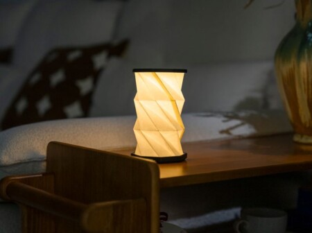 <p><strong>GINGKO Сгъваема смарт лампа &ldquo;Mini Twist Hexagon&ldquo; - цвят черен</strong><br /><strong>&bull; Захранване:&nbsp;</strong><span>литиево-йонна батерия - 3,7 V; 300 mAh</span><br /><span><strong>&bull; Живот на батерията:&nbsp;</strong>6-8 часа<br /></span><strong>&bull; Време за зареждане:</strong><span>&nbsp;1-2 часа</span><br /><strong>&bull; Размери сгъната:&nbsp;</strong><span>8,2 х 8,2 х 1,5 см.<br /><strong>&bull; Височина разгъната:</strong>&nbsp;до 14 см.</span><br /><strong>&bull; Материал:</strong><span>&nbsp;ABS пластмаса, хартия&nbsp;Tyvek (водоустойчива и здрава)</span><br /><strong>&bull; Напълно преносима</strong><br /><strong>&bull; Цветна температура:&nbsp;</strong><span>2300К</span><span><br /><strong>&bull; Светлинен поток:</strong>&nbsp;60 lm<br /><strong>&bull; Цвят:</strong>&nbsp;черен<br /><strong>Производител: GINGKO DESIGN/ Англия</strong></span></p><br />Марка: Gingko Design <br />Модел: Gingko G036M-BK<br />Доставка: 2-4 работни дни<br />Гаранция: 2 години