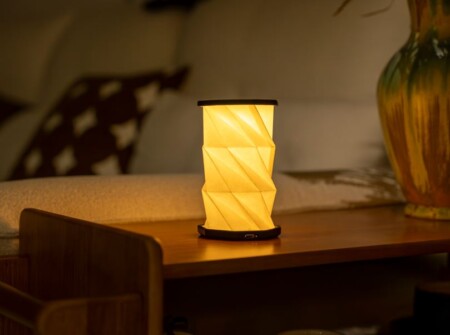 <p><strong>GINGKO Сгъваема смарт лампа &ldquo;Mini Twist Hexagon&ldquo; - цвят черен</strong><br /><strong>&bull; Захранване:&nbsp;</strong><span>литиево-йонна батерия - 3,7 V; 300 mAh</span><br /><span><strong>&bull; Живот на батерията:&nbsp;</strong>6-8 часа<br /></span><strong>&bull; Време за зареждане:</strong><span>&nbsp;1-2 часа</span><br /><strong>&bull; Размери сгъната:&nbsp;</strong><span>8,2 х 8,2 х 1,5 см.<br /><strong>&bull; Височина разгъната:</strong>&nbsp;до 14 см.</span><br /><strong>&bull; Материал:</strong><span>&nbsp;ABS пластмаса, хартия&nbsp;Tyvek (водоустойчива и здрава)</span><br /><strong>&bull; Напълно преносима</strong><br /><strong>&bull; Цветна температура:&nbsp;</strong><span>2300К</span><span><br /><strong>&bull; Светлинен поток:</strong>&nbsp;60 lm<br /><strong>&bull; Цвят:</strong>&nbsp;черен<br /><strong>Производител: GINGKO DESIGN/ Англия</strong></span></p><br />Марка: Gingko Design <br />Модел: Gingko G036M-BK<br />Доставка: 2-4 работни дни<br />Гаранция: 2 години