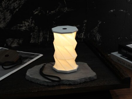 <p><strong>GINGKO Сгъваема смарт лампа &ldquo;Mini Twist Hexagon&ldquo; - цвят бял</strong><br /><strong>&bull; Захранване:&nbsp;</strong><span>литиево-йонна батерия - 3,7 V; 300 mAh</span><br /><span><strong>&bull; Живот на батерията:&nbsp;</strong>6-8 часа<br /></span><strong>&bull; Време за зареждане:</strong><span>&nbsp;1-2 часа</span><br /><strong>&bull; Размери сгъната:&nbsp;</strong><span>8,2 х 8,2 х 1,5 см.<br /><strong>&bull; Височина разгъната:</strong>&nbsp;до 14 см.</span><br /><strong>&bull; Материал:</strong><span>&nbsp;ABS пластмаса, хартия&nbsp;Tyvek (водоустойчива и здрава)</span><br /><strong>&bull; Напълно преносима</strong><br /><strong>&bull; Цветна температура:&nbsp;</strong><span>2300К</span><span><br /><strong>&bull; Светлинен поток:</strong>&nbsp;60 lm<br /><strong>&bull; Цвят:</strong>&nbsp;бял<br /><strong>Производител: GINGKO DESIGN/ Англия</strong></span></p><br />Марка: Gingko Design <br />Модел: Gingko G036M-WE<br />Доставка: 2-4 работни дни<br />Гаранция: 2 години