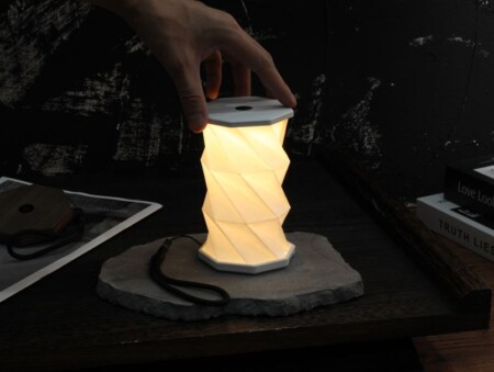 <p><strong>GINGKO Сгъваема смарт лампа &ldquo;Mini Twist Hexagon&ldquo; - цвят бял</strong><br /><strong>&bull; Захранване:&nbsp;</strong><span>литиево-йонна батерия - 3,7 V; 300 mAh</span><br /><span><strong>&bull; Живот на батерията:&nbsp;</strong>6-8 часа<br /></span><strong>&bull; Време за зареждане:</strong><span>&nbsp;1-2 часа</span><br /><strong>&bull; Размери сгъната:&nbsp;</strong><span>8,2 х 8,2 х 1,5 см.<br /><strong>&bull; Височина разгъната:</strong>&nbsp;до 14 см.</span><br /><strong>&bull; Материал:</strong><span>&nbsp;ABS пластмаса, хартия&nbsp;Tyvek (водоустойчива и здрава)</span><br /><strong>&bull; Напълно преносима</strong><br /><strong>&bull; Цветна температура:&nbsp;</strong><span>2300К</span><span><br /><strong>&bull; Светлинен поток:</strong>&nbsp;60 lm<br /><strong>&bull; Цвят:</strong>&nbsp;бял<br /><strong>Производител: GINGKO DESIGN/ Англия</strong></span></p><br />Марка: Gingko Design <br />Модел: Gingko G036M-WE<br />Доставка: 2-4 работни дни<br />Гаранция: 2 години