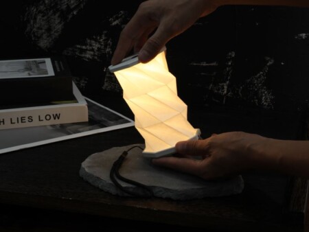 <p><strong>GINGKO Сгъваема смарт лампа &ldquo;Mini Twist Hexagon&ldquo; - цвят бял</strong><br /><strong>&bull; Захранване:&nbsp;</strong><span>литиево-йонна батерия - 3,7 V; 300 mAh</span><br /><span><strong>&bull; Живот на батерията:&nbsp;</strong>6-8 часа<br /></span><strong>&bull; Време за зареждане:</strong><span>&nbsp;1-2 часа</span><br /><strong>&bull; Размери сгъната:&nbsp;</strong><span>8,2 х 8,2 х 1,5 см.<br /><strong>&bull; Височина разгъната:</strong>&nbsp;до 14 см.</span><br /><strong>&bull; Материал:</strong><span>&nbsp;ABS пластмаса, хартия&nbsp;Tyvek (водоустойчива и здрава)</span><br /><strong>&bull; Напълно преносима</strong><br /><strong>&bull; Цветна температура:&nbsp;</strong><span>2300К</span><span><br /><strong>&bull; Светлинен поток:</strong>&nbsp;60 lm<br /><strong>&bull; Цвят:</strong>&nbsp;бял<br /><strong>Производител: GINGKO DESIGN/ Англия</strong></span></p><br />Марка: Gingko Design <br />Модел: Gingko G036M-WE<br />Доставка: 2-4 работни дни<br />Гаранция: 2 години