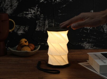 <p><strong>GINGKO Сгъваема смарт лампа &ldquo;Mini Twist Hexagon&ldquo; - цвят орех</strong><br /><strong>&bull; Захранване:&nbsp;</strong><span>литиево-йонна батерия - 3,7 V; 300 mAh</span><br /><span><strong>&bull; Живот на батерията:&nbsp;</strong>6-8 часа<br /></span><strong>&bull; Време за зареждане:</strong><span>&nbsp;1-2 часа</span><br /><strong>&bull; Размери сгъната:&nbsp;</strong><span>8,2 х 8,2 х 1,5 см.<br /><strong>&bull; Височина разгъната:</strong>&nbsp;до 14 см.</span><br /><strong>&bull; Материал:</strong><span>&nbsp;ABS пластмаса, хартия&nbsp;Tyvek (водоустойчива и здрава)</span><br /><strong>&bull; Напълно преносима</strong><br /><strong>&bull; Цветна температура:&nbsp;</strong><span>2300К</span><span><br /><strong>&bull; Светлинен поток:</strong>&nbsp;60 lm<br /><strong>&bull; Цвят:</strong>&nbsp;орех<br /><strong>Производител: GINGKO DESIGN/ Англия</strong></span></p><br />Марка: Gingko Design <br />Модел: Gingko G036M-WT<br />Доставка: 2-4 работни дни<br />Гаранция: 2 години