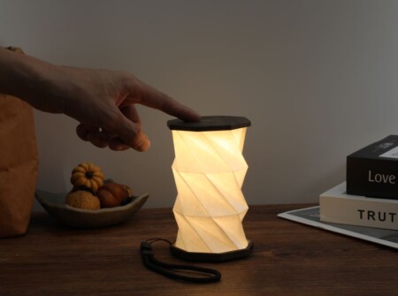 <p><strong>GINGKO Сгъваема смарт лампа &ldquo;Mini Twist Hexagon&ldquo; - цвят орех</strong><br /><strong>&bull; Захранване:&nbsp;</strong><span>литиево-йонна батерия - 3,7 V; 300 mAh</span><br /><span><strong>&bull; Живот на батерията:&nbsp;</strong>6-8 часа<br /></span><strong>&bull; Време за зареждане:</strong><span>&nbsp;1-2 часа</span><br /><strong>&bull; Размери сгъната:&nbsp;</strong><span>8,2 х 8,2 х 1,5 см.<br /><strong>&bull; Височина разгъната:</strong>&nbsp;до 14 см.</span><br /><strong>&bull; Материал:</strong><span>&nbsp;ABS пластмаса, хартия&nbsp;Tyvek (водоустойчива и здрава)</span><br /><strong>&bull; Напълно преносима</strong><br /><strong>&bull; Цветна температура:&nbsp;</strong><span>2300К</span><span><br /><strong>&bull; Светлинен поток:</strong>&nbsp;60 lm<br /><strong>&bull; Цвят:</strong>&nbsp;орех<br /><strong>Производител: GINGKO DESIGN/ Англия</strong></span></p><br />Марка: Gingko Design <br />Модел: Gingko G036M-WT<br />Доставка: 2-4 работни дни<br />Гаранция: 2 години