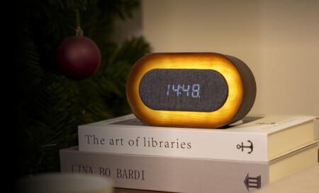 <p><strong>GINGKO Овален часовник/будилник и смарт лампа &ldquo;Lumos&ldquo; - орех</strong><br /><strong>&bull; Настройка за активиране чрез звук или постоянно включен дисплей<br /></strong><strong>&bull; Избор на формат на часа:</strong><span>&nbsp;12/24 часа</span><br /><span><strong>&bull; Захранване:</strong><span>&nbsp;акумулаторна батерия: 2000 mAh (включен кабел за зареждане)</span><br /><strong>&bull; Вход за зареждане:</strong><span>&nbsp;DC 5V (не е включен адаптор)</span><br /><strong>&bull; Време за зареждане:</strong><span>&nbsp;4 часа</span><br /><strong>&bull; Живот на батерията с едно зареждане:</strong><br /><span>&nbsp;- при светеща лампа - около 15 ч.</span><br /><span>&nbsp;- при режим часовник - около10 дни<br /></span></span><strong>&bull; Цвят:</strong><span>&nbsp;орех<br /><strong>&bull; Цветна температура:&nbsp;</strong>2900K~3000K<br /><strong>&bull; Мощност на светлината:</strong> 6W</span><br /><strong>&bull; Размери:</strong><span>&nbsp;15,2 х 8,8 х 4,2 см.&nbsp;</span><br /><strong>&bull; Тегло:</strong><span>&nbsp;0,260 кг.</span><br /><strong>Производител: GINGKO DESIGN/ Англия</strong></p><br />Марка: Gingko Design <br />Модел: Gingko G076O-WT<br />Доставка: 2-4 работни дни<br />Гаранция: 2 години