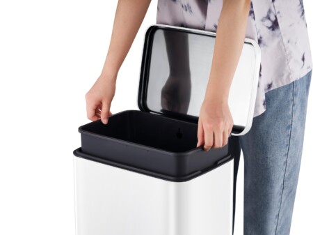 <p><span style="font-size: small;"><strong><strong>EKO Кош за отпадъци с педал “MADISON“ - 30 литра </strong></span><br /> <strong>&bull; Материал:</strong> матирана неръждаема стомана, бяло покритие<br /><strong>&bull; Цвят:</strong>&nbsp;бял мат<br /><strong>&bull; Вместимост:</strong> 30 литра <br /><strong>&bull; Размери:</strong> 30 х 33 х 62 см.<br /><strong>&bull; Вътрешна пластмасова кофа</strong><br /><strong>&bull; Покритие срещу пръстови отпечатъци</strong><br /><strong>&bull; Безшумно и плавно отваряне и затваряне на капака</strong><br /><strong>&bull; Функция за заключване на капака в отворена позиция, за лесно почистване или смяна на торбата</strong><br /><strong>&bull; Фиксатор за найлонов чувал / торба</strong><br /><strong>Производител: EKO EUROPE / Холандия</strong></p><br />Марка: EKO-EUROPE <br />Модел: EKO 936130 - Matt white<br />Доставка: 2-4 работни дни<br />Гаранция: 2 години