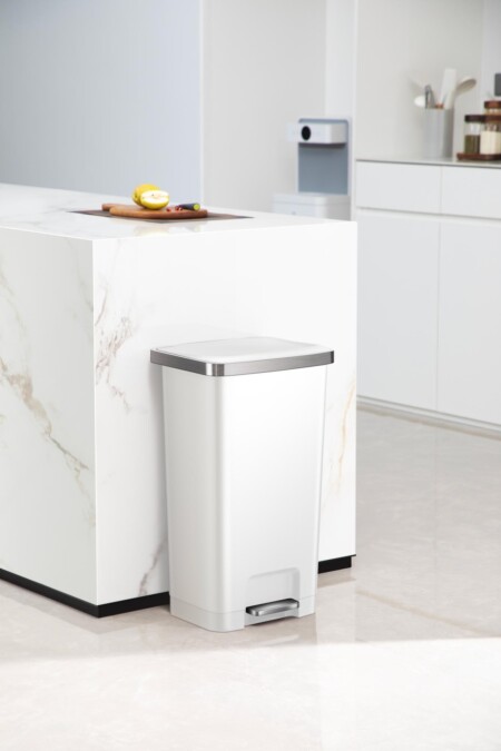 <p><span style="color: #000000;"><strong>EKO Кош за отпадъци с педал &ldquo;HANA II&ldquo; - черен - 45 л.</strong></span><br /><span style="color: #000000;"><strong>&bull; Материал:</strong>&nbsp;пластмаса</span><br /><span style="color: #000000;"><strong>&bull; Цвят:</strong>&nbsp;бял</span><br /><span style="color: #000000;"><strong>&bull; Вместимост:</strong>&nbsp;45 литра</span><br /><span style="color: #000000;"><strong>&bull; Размери:</strong>&nbsp;30,8 x 37 x 65 см.</span><br /><span style="color: #000000;"><strong>&bull; Безшумно отваряне и затваряне на капака</strong></span><br /><span style="color: #000000;"><strong>&bull; Фиксатор за найлонов чувал / торба</strong><br /><strong>&bull;&nbsp;Функция за заключване на капака в отворена позиция за лесно почистване или смяна на торбата</strong><br /><strong>Производител: EKO EUROPE / Холандия</strong></span></p><br />Марка: EKO-EUROPE <br />Модел: EKO 638845 - White<br />Доставка: 2-4 работни дни<br />Гаранция: 2 години