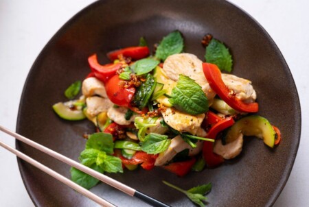 <p><strong>MAKU Сет стоманени клечки за суши 10 бр. - цвят черен/злато - 23 см.</strong><br /><strong>&bull;&nbsp;Материал:</strong><span>&nbsp;стомана<br /><strong>&bull; Цвят:</strong>&nbsp;черен/злато<br /><strong>&bull; Дължина:</strong> 23 см.</span><br /><strong>&bull; Размери на опаковката:&nbsp;</strong><span>9,5 х 1,5 х 26 см</span><br /><strong>&bull; Тегло:</strong><span>&nbsp;0,180 кг</span><strong><br /></strong><span><strong>&bull; Не са подходящи за съдомиялна машина<br /></strong></span><strong>Производител: Tammer Brands/ Финландия</strong></p><br />Марка: MAKU <br />Модел: TB MAKU 332048<br />Доставка: 2-4 работни дни<br />Гаранция: 2 години