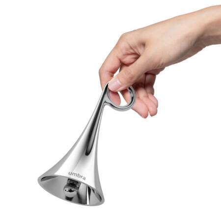 <p><strong>UMBRA Звънец &ldquo;ISA&ldquo; - цвят хром</strong><br /><strong>&bull; Цвят:</strong><span>&nbsp;хром</span><br /><strong>&bull;&nbsp;Размери:</strong><span>&nbsp;6,6 x 6,6 x 12,7</span><span>&nbsp;см.</span><br /><strong>&bull;&nbsp;Тегло:&nbsp;</strong><span>0,150 кг.</span><br /><strong>&bull;&nbsp;Материал:&nbsp;</strong><span>Месинг</span><br /><strong>&bull;&nbsp;Размери на опаковката:</strong><span>&nbsp;7 х 7 х 13 см.</span><br /><strong>Производител: UMBRA / Канада<br /></strong><strong><em>Design:&nbsp;<span>SUNG WOOK PARK</span></em></strong></p><br />Марка: Umbra HK Limited <br />Модел: UMBRA 1022844-158<br />Доставка: 2-4 работни дни<br />Гаранция: 2 години