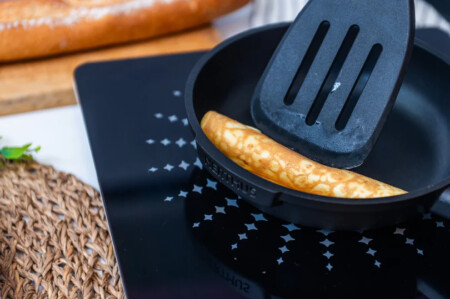 <p><strong>Nerthus Индукционен тиган - &Oslash; 22 см.</strong><br /><strong>&bull; Подходящ за пържене и печене<br /></strong><strong>&bull;&nbsp;Материал:</strong>&nbsp;лят алуминий<br /><strong>&bull;&nbsp;Покритие:</strong>&nbsp;Незалепващо покритие<strong>&nbsp;Quantanium,</strong>&nbsp;подсилено с титаниеви частици<br /><strong>&bull;&nbsp;Диаметър:</strong>&nbsp;&Oslash; 22 см.<br /><strong>&bull;&nbsp;Височина:</strong>&nbsp;5,5 см.<br /><strong>&bull; Вместимост:</strong>&nbsp;1,65 л.<br /><strong>&bull;&nbsp;Тегло:</strong>&nbsp;0,770 кг.<br /><strong>&bull;&nbsp;Без капак<br /></strong><strong><strong>Производител:&nbsp;Vin Bouquet, Испания<br /></strong></strong><strong>Подходящ за:</strong></p>
<p><strong><img src="https://www.vip-giftshop.com/media/shema/induction.jpg" alt="" width="202" height="61" /></strong></p><br />Марка: Vin Bouquet <br />Модел: VB FIH 1562<br />Доставка: 2-4 работни дни<br />Гаранция: 2 години