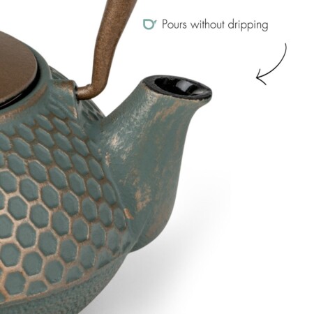 <p><strong>BREDEMEIJER Чугунен чайник &ldquo;Jiangxi&ldquo;</strong><br /><strong>&bull; Размери:&nbsp;</strong><span>14,5</span><span>&nbsp;х 16,5 х 16 см&nbsp;</span><br /><strong>&bull; Цвят:&nbsp;</strong><span>син, златен</span><br /><strong>&bull; Материал:&nbsp;</strong><span>висококачествен чугун,&nbsp;неръждаема стомана</span><br /><strong>&bull; Вместимост:</strong><span>&nbsp;0,700 л.<br /><strong>&bull; Тегло:</strong> 1,360 кг.</span><br /><strong>&bull;&nbsp;С филтър за чай от неръждаема стомана<br />&bull; Подходящ за всички видове котлони</strong><br /><strong>&bull;&nbsp;Бранд: BREDEMEIJER</strong><br /><strong>Производител: Bredemeijer Group / Нидерландия&nbsp;</strong></p><br />Марка: Bredemaijer Group <br />Модел: BR 153204<br />Доставка: 2-4 работни дни<br />Гаранция: 2 години