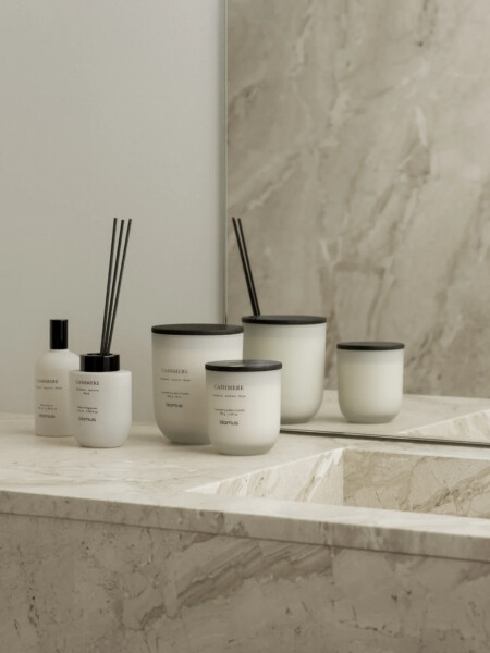 <p><strong>BLOMUS Ароматна свещ TUOKSU, размер L - аромат Cashmere</strong><br /><span><strong>&bull; Буркан от цветно стъкло<br />&bull;&nbsp;Материал:&nbsp;</strong>стъкло, MDF, естествен соев восък<br /><strong>&bull; Без съдържание на палмово масло </strong></span><span><br /></span><span><strong><span>&bull; Размер:&nbsp;</span></strong><span>&Oslash; 9</span><span>&nbsp;х 11 см.<br /></span></span><span><span><strong>&bull; Време на горене: </strong>до 45 часа</span><br /><strong>&bull;&nbsp;Цвят:</strong>&nbsp;бежов (Moonbeam)<br /><strong>&bull; Аромат:&nbsp;</strong>Cashmere (гардения, жасмин и мускус)<br /><strong>Производител:&nbsp;BLOMUS / Германия</strong></span></p><br />Марка: BLOMUS <br />Модел: BLOMUS 69290<br />Доставка: 2-4 работни дни<br />Гаранция: 2 години