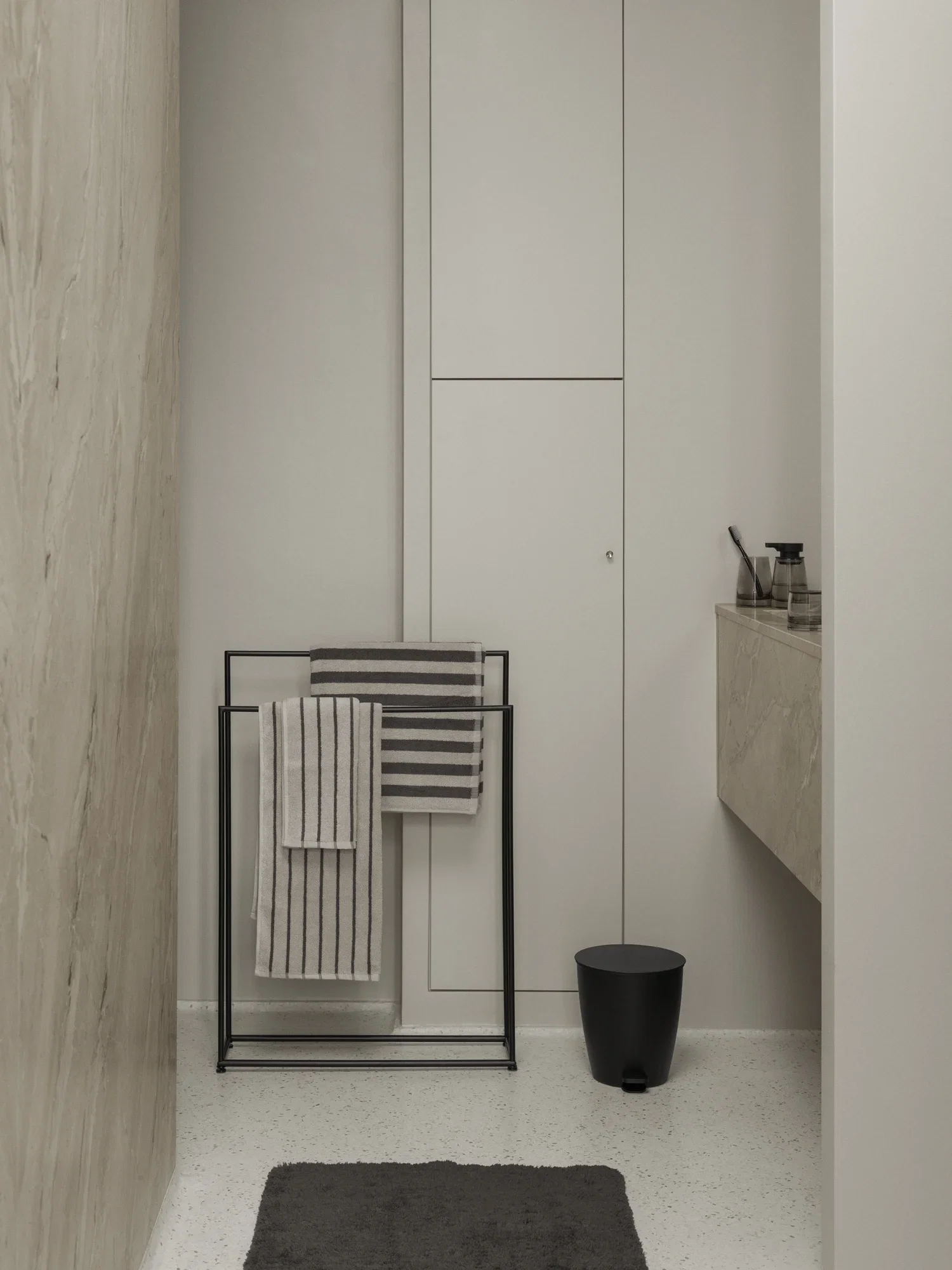 <p><strong>BLOMUS Двойна поставка за кърпи MODO </strong><br /><strong>&bull; Размер: </strong>60 х 18 х&nbsp;84&nbsp;<span>см<br /><strong>&bull; Тегло: </strong>3,37 кг</span><br /><strong>&bull; Материал:</strong><span>&nbsp;праховобоядисана неръждаема стомана</span><br /><strong>&bull; Цвят:</strong><span>&nbsp;черен</span><br /><strong>&bull; Производител:</strong><span>&nbsp;BLOMUS, Германия<br /><em><strong>DESIGN: Studio Blomus</strong></em><br /></span></p><br />Марка: BLOMUS <br />Модел: BLOMUS 67565<br />Доставка: 2-4 работни дни<br />Гаранция: 2 години