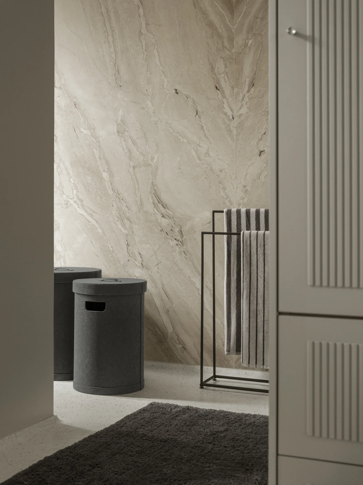 <p><span style="font-size: small;"><strong>BLOMUS Кош за пране &ldquo;SAHLA&ldquo;, размер М </strong></span><br />&bull; <strong>Размер:</strong>&nbsp;&Oslash; 35 см<br /> &bull; <strong>Височина: </strong>51 см<br /><strong>&bull; Цвят:</strong>&nbsp;черен<br /><strong>&bull; Вместимост: </strong>50 литра<br /> &bull;<strong> Материал:</strong>&nbsp;изкуствена кожа<br /><strong>&bull; Производител:</strong> BLOMUS, Германия <br /><em><strong>DESIGN:</strong>&nbsp;<strong>Studio blomus</strong></em></p><br />Марка: BLOMUS <br />Модел: BLOMUS 68360<br />Доставка: 2-4 работни дни<br />Гаранция: 2 години