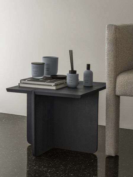 <p><strong>BLOMUS Ароматна свещ TUOKSU, размер L - аромат Graphite</strong><br /><span><strong>&bull; Буркан от цветно стъкло<br />&bull;&nbsp;Материал:&nbsp;</strong>стъкло, MDF, естествен соев восък<br /><strong>&bull; Без съдържание на палмово масло </strong></span><span><br /></span><span><strong><span>&bull; Размер:&nbsp;</span></strong><span>&Oslash; 9</span><span>&nbsp;х 11 см.<br /></span></span><span><span><strong>&bull; Време на горене: </strong>до 45 часа</span><br /><strong>&bull;&nbsp;Цвят:</strong>&nbsp;графит (Sharkskin)<br /><strong>&bull; Аромат:&nbsp;</strong>Graphite (грейпфрут, смокиня и тонка)<br /><strong>Производител:&nbsp;BLOMUS / Германия</strong></span></p><br />Марка: BLOMUS <br />Модел: BLOMUS 69295<br />Доставка: 2-4 работни дни<br />Гаранция: 2 години