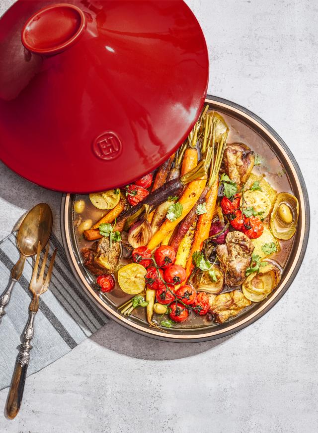 <p><strong>EMILE HENRY Керамичен индукционен тажин &ldquo;DELIGHT" </strong> <br />&bull; <strong>Ръчно изработен от 100% естествени материали<br />&bull; Устойчив на температури: </strong>- 20&ordm; С до + 290&ordm; С<strong><br />&bull; Равномерно разпределение на топлината<br />&bull; Задържа топлината на ястието по-дълго от обикновените съдове<br />&bull; Висока устойчивост на надраскване&nbsp;<br /></strong>&bull; <strong>Материал: <span style="color: #ff0000;">Delight Ceramic </span></strong>/ керамика / <br />&bull; <strong>Размер:</strong> &Oslash; 27 х 18,7 см (h)<br />&bull; <strong>Размери на опаковката:</strong> 30 х 30 х 17,5 см (ДхШхВ)<br />&bull; <strong>Вместимост:</strong> 3,35 литра<br />&bull; <strong>Тегло:&nbsp;</strong>2,375 кг<br />&bull; <strong>Цвят:</strong>&nbsp;червен капак, черна основа<br />&bull; <strong>Подходящ за: </strong>индукционни, газови, електрически, керамични и халогенни котлони&nbsp;<br /><strong>&bull; Подходящ за: </strong>фурна / микровълнова фурна / фризер / съдомиялна машина<br /><strong>Производител: EMILE HENRY / Франция</strong></p><br />Марка: Emile Henry <br />Модел: EH 6626-34<br />Доставка: 2-4 работни дни<br />Гаранция: 2 години