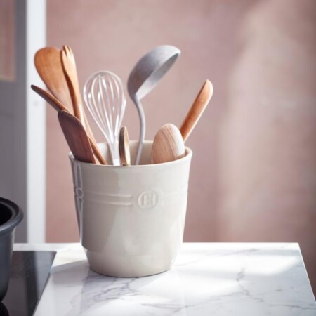 <p><span style="color: #000000;"><strong>EMILE HENRY Керамичен съд за прибори <br /></strong></span><span style="color: #000000;">&bull; <strong>Ръчно изработен от 100% естествени материали<br />&bull; Устойчив на температури: </strong>- 20&ordm; С до + 270&ordm; С<strong><br />&bull; Висока устойчивост на надраскване&nbsp;<br /></strong>&bull; </span><strong><span style="color: #000000;">Материал:&nbsp;</span>&nbsp;<span style="color: #ff0000;">HR&reg; Ceramic (High Resistance) <span style="color: #000000;">/</span></span></strong><span style="color: #ff0000;"><span style="color: #000000;"> Високо устойчива керамика</span></span><strong><span style="color: #ff0000;"><span style="color: #000000;"> / </span><br /><span style="color: #000000;">&bull; Без съдържание на олово, кадмий и никел<br /></span><span style="color: #000000;">&bull; Външен размер: </span></span></strong><span style="color: #000000;">&Oslash;&nbsp;17 x 16 см&nbsp;<br /><strong>&bull; Вътрешен размер: </strong>&Oslash;&nbsp;15 х 16 см (ДхВ)<br />&bull; <strong>Вместимост:</strong> 2,2 литра<br /><strong>&bull; Тегло: </strong>1,2 кг<br />&bull; <strong>Цвят: </strong>екрю<br />&bull; <strong>Подходящ за: </strong>фурна / микровълнова фурна / фризер / съдомиялна машина<br /><strong>Производител: EMILE HENRY / Франция</strong></span></p><br />Марка: Emile Henry <br />Модел: EH 8737-02<br />Доставка: 2-4 работни дни<br />Гаранция: 2 години